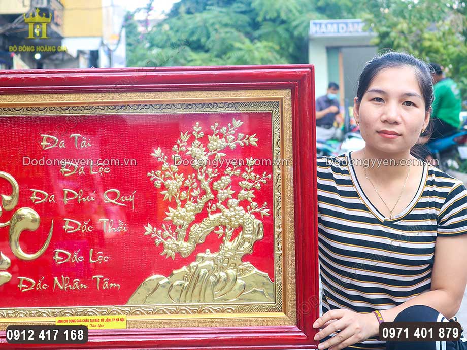Bề mặt tranh kh&ocirc;ng chỉ được lắp k&iacute;nh bảo vệ m&agrave; c&ograve;n được phun phủ b&oacute;ng 2K trong suốt
